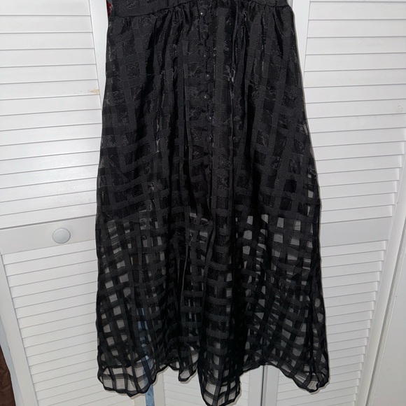Midi black dress with puff sleeves and grid texture - Picture 4 of 4